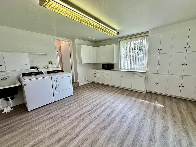 Bonus Room w/ Laundry