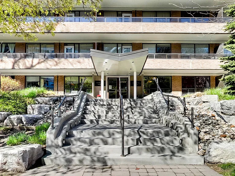 2100 Bathurst St #308 — Photo 21