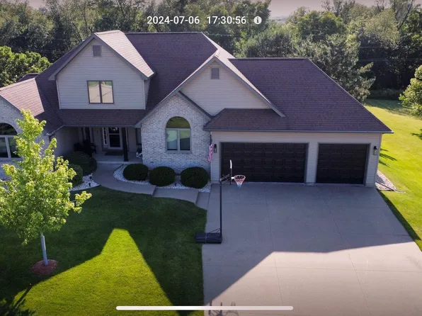 585 Pioneer Rd, Platteville, WI 53818