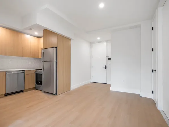 102 East 53rd Street image 2 of 8