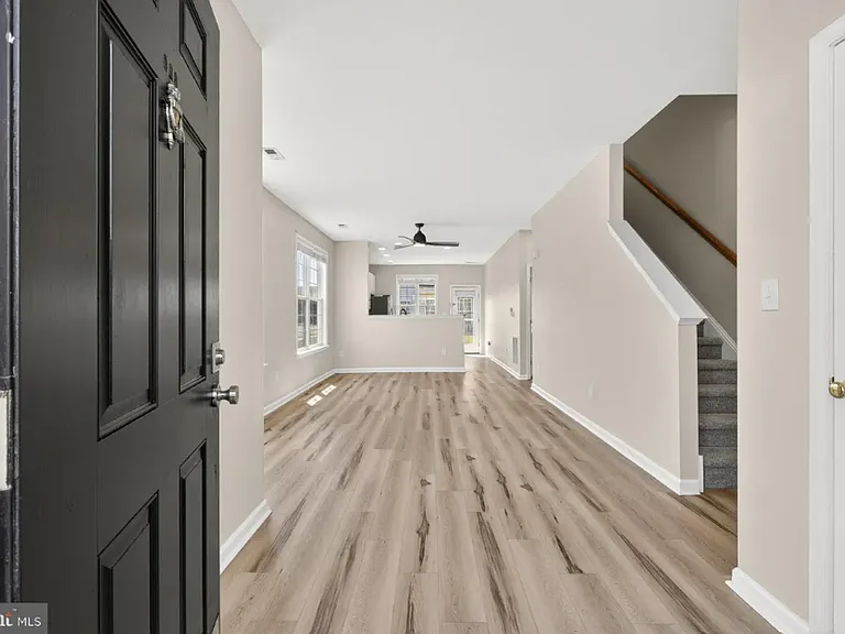 124 Sandridge Ct — Photo 3