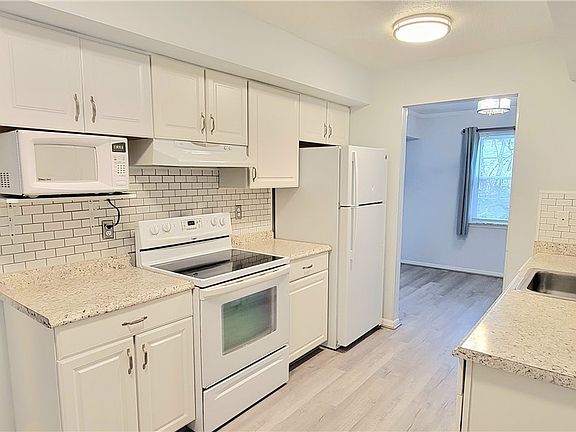 3rd image of 1780 Rolling Hills Dr APT C