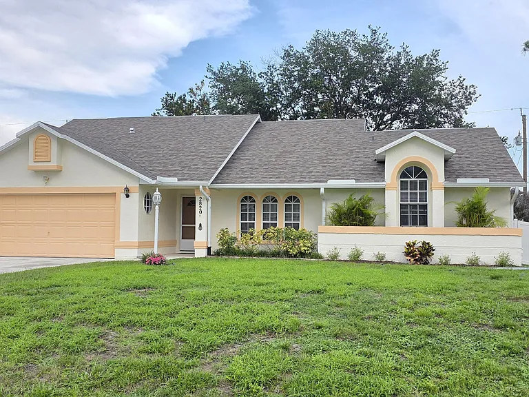 2820 SE Pace Dr — Photo 1