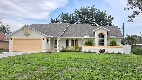 2820 SE Pace Dr Photo 1