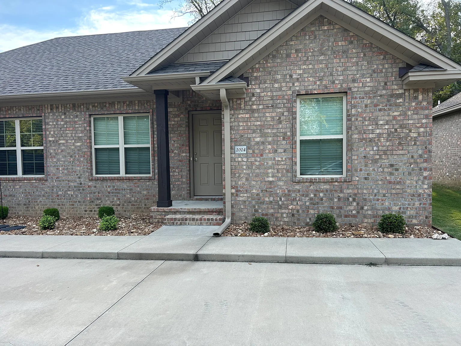 2 bed, 1000 sqft, $1,100 — Photo 2