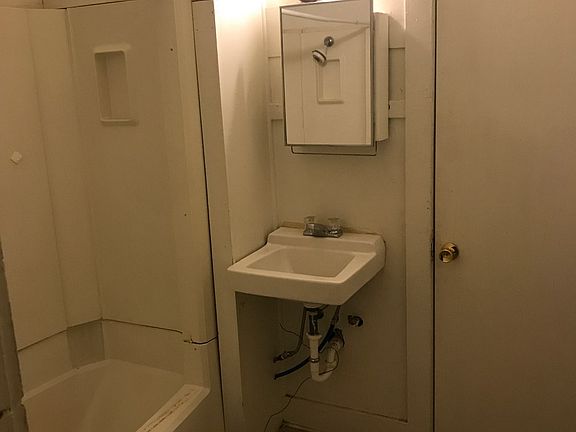 5th image of 107 1/2 W Salem Ave APT 2