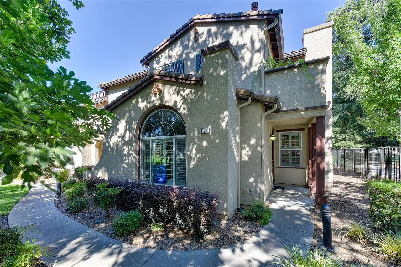 4 bed, 2.5 bath, 1727 sqft, $2,850 — Photo 1