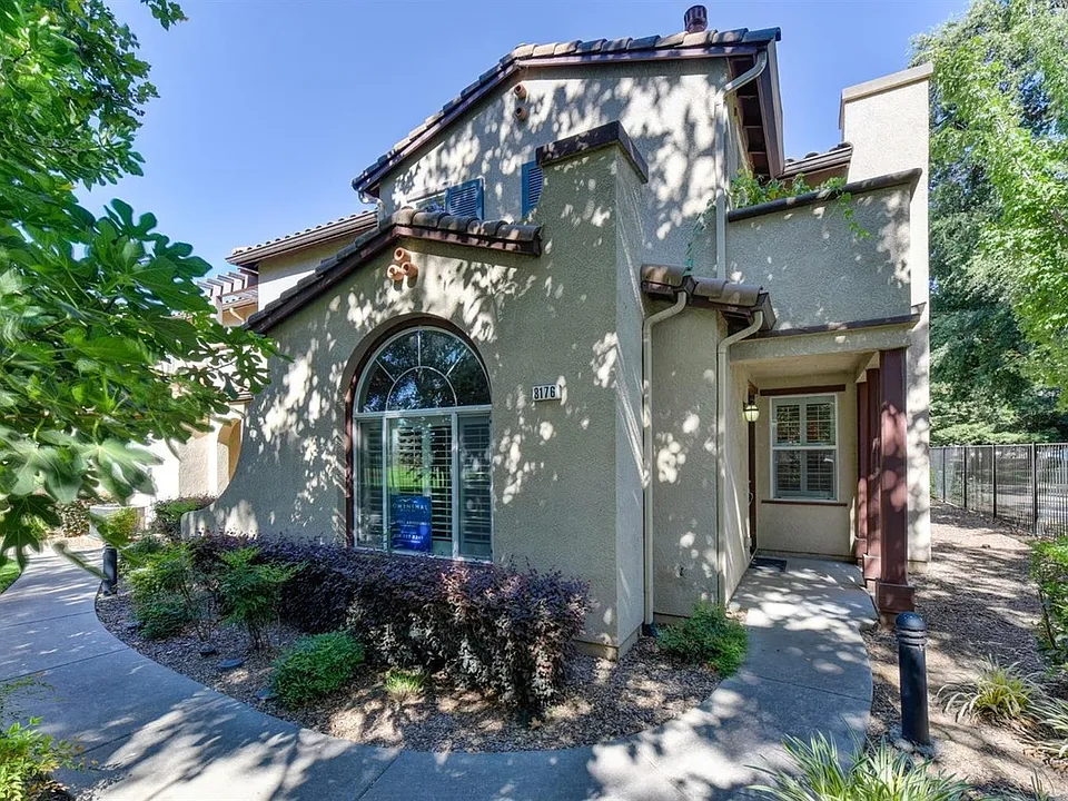 8176 Crystal Walk Cir