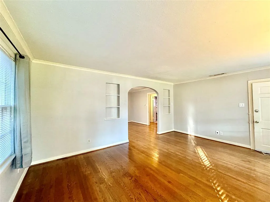 Building Photo - 5511 Longview St #5511