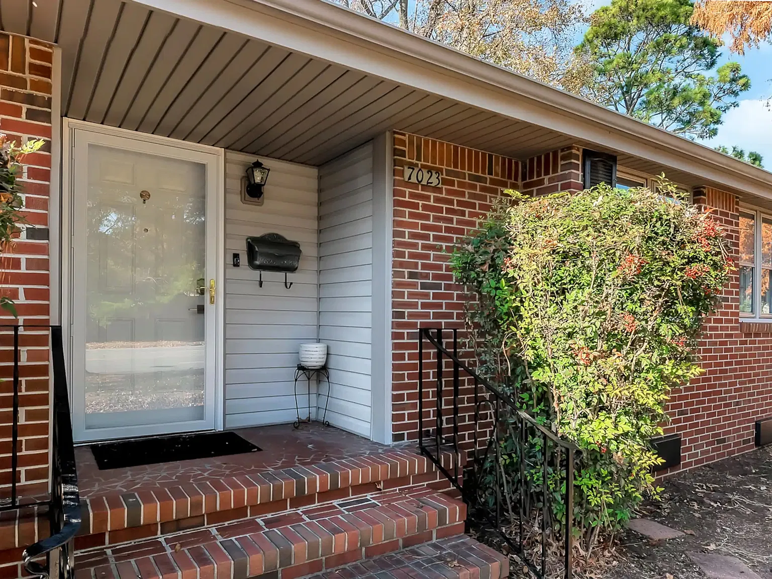 3 bed, 1686 sqft, $3,950 — Photo 2