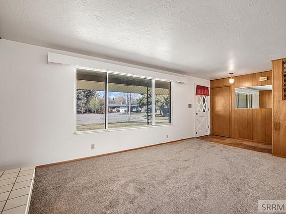 3rd image of 1920 Riviera Cir