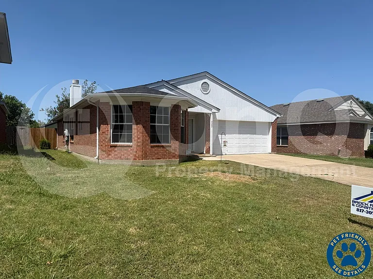 422 Blueberry Hill Ln — Photo 1