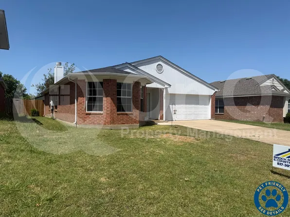 422 Blueberry Hill Ln, Mansfield, TX 76063