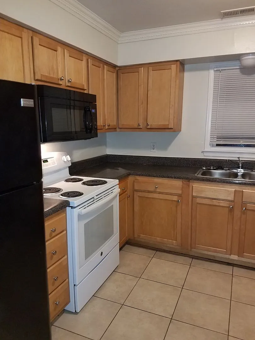 Spacious 3 bedroom Townhouse in Chesapeake — Photo 2