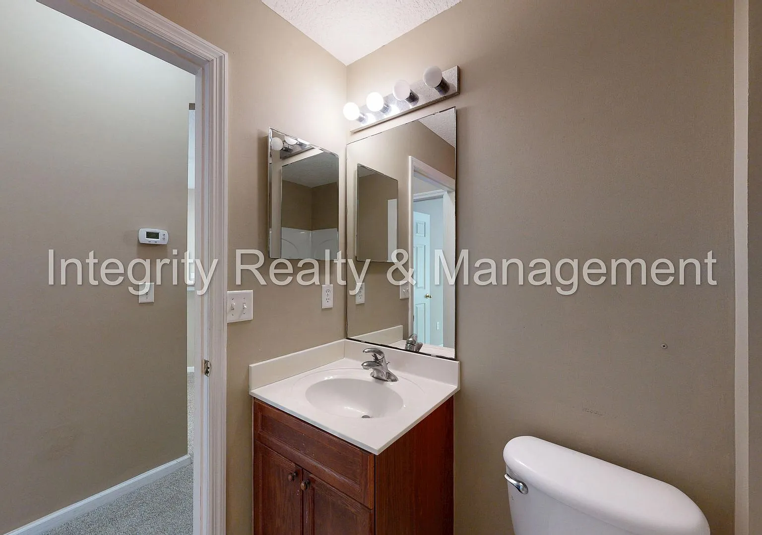 Charming, move-in ready property — Photo 2