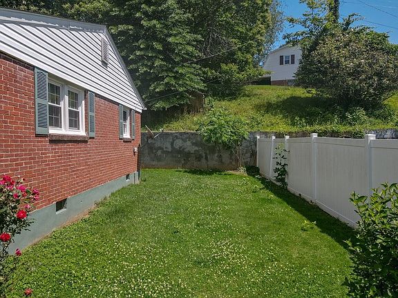 3rd image of 313 McArthur St