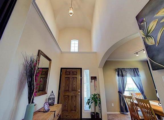 Great wall space for pictures and knick nack