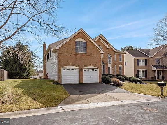 Front Exterior w/ Side Yard
