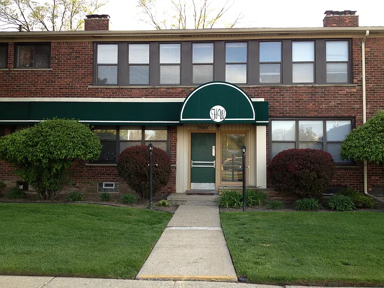 25901 Woodward Ave — Photo 1