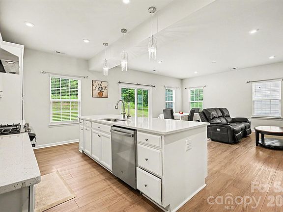 5th image of 3030 Streamside Dr