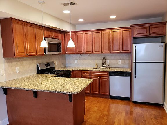 2nd image of 2110 Catharine St #B