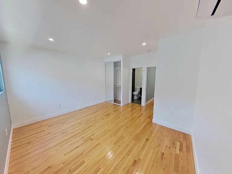 818 N Van Ness — Photo 12