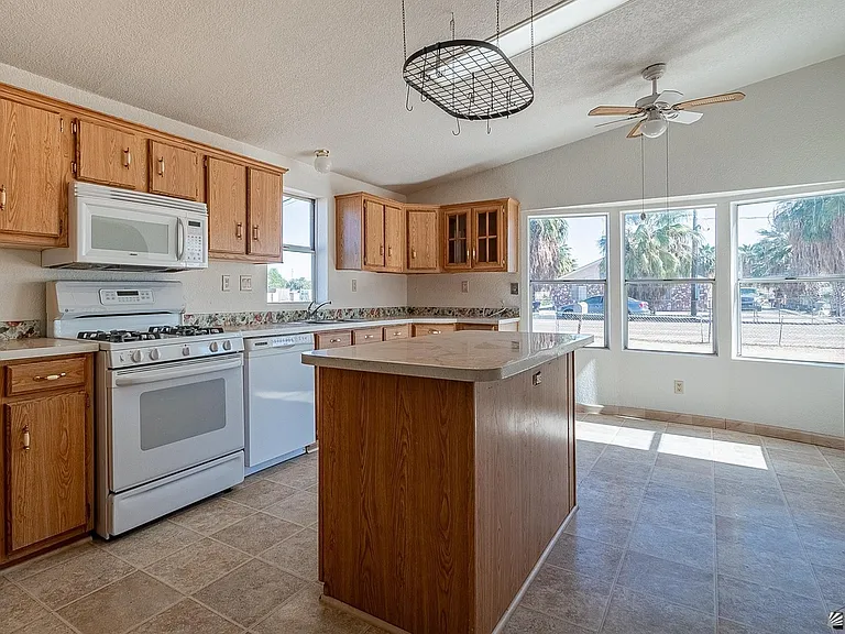 12546 S Cortez Ave — Photo 11