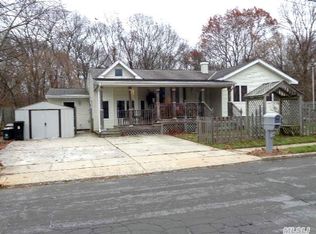 202 Stuyvesant Dr, Selden, NY 11784