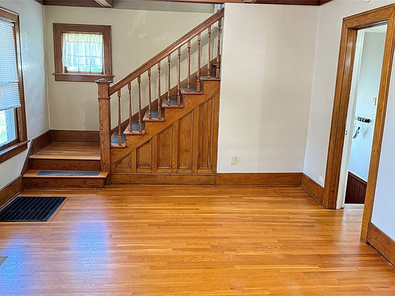 5th image of 22 Esther Ave