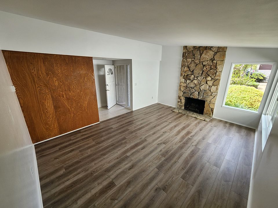 Living Room with fireplace