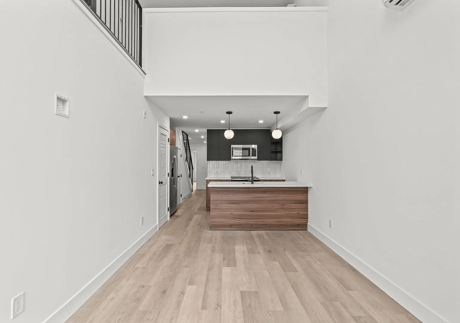 Penthouse Loft Apartment with Large Roof Deck — Photo 3