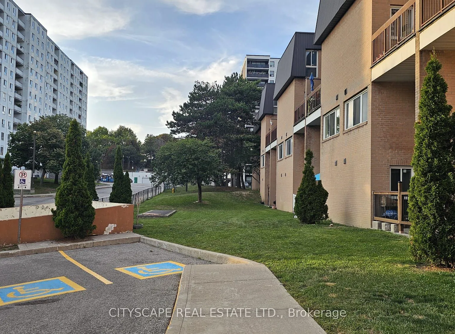 York Condominium — Photo 2
