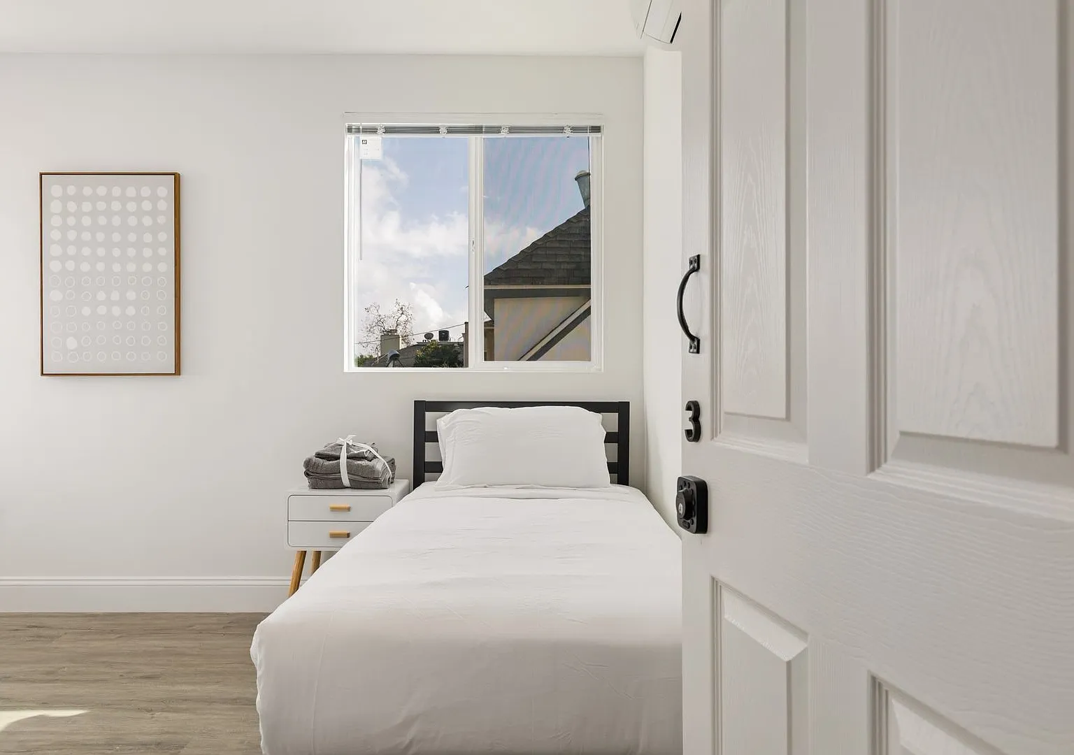A 5 bedroom, 3 bathroom apartment with common areas and a fully functional kitchen at 1740 Kelton... — Photo 3