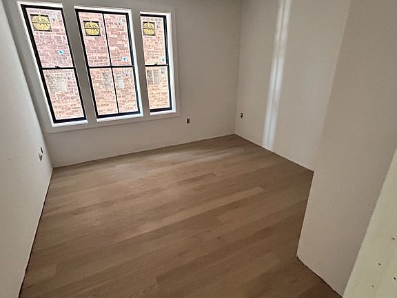 4th image of 32 Orkney Rd #1