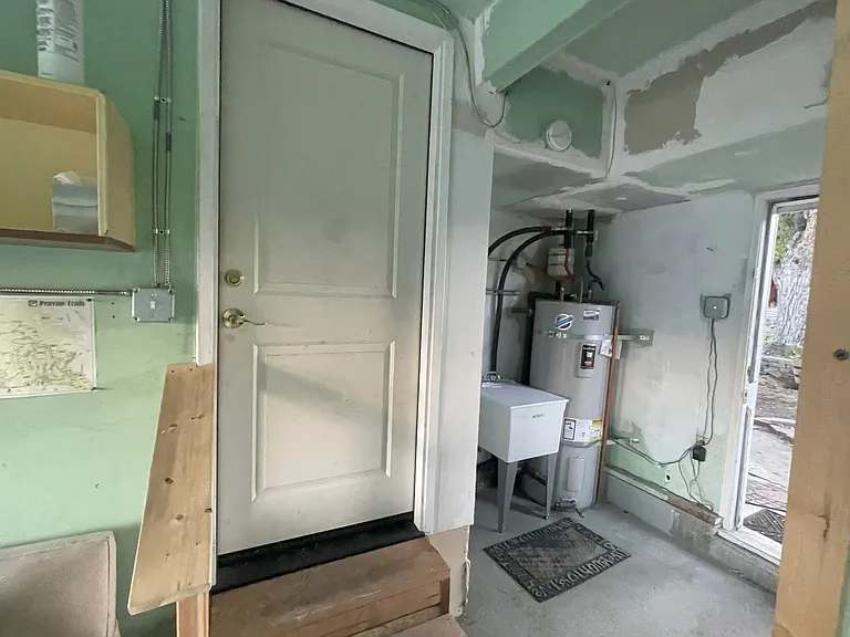 Private entrance through the garage