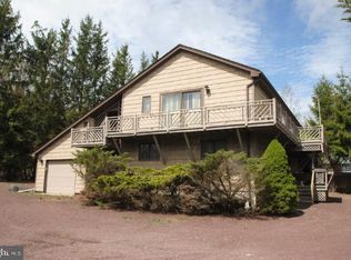 1393 Glade Dr, Long Pond, PA