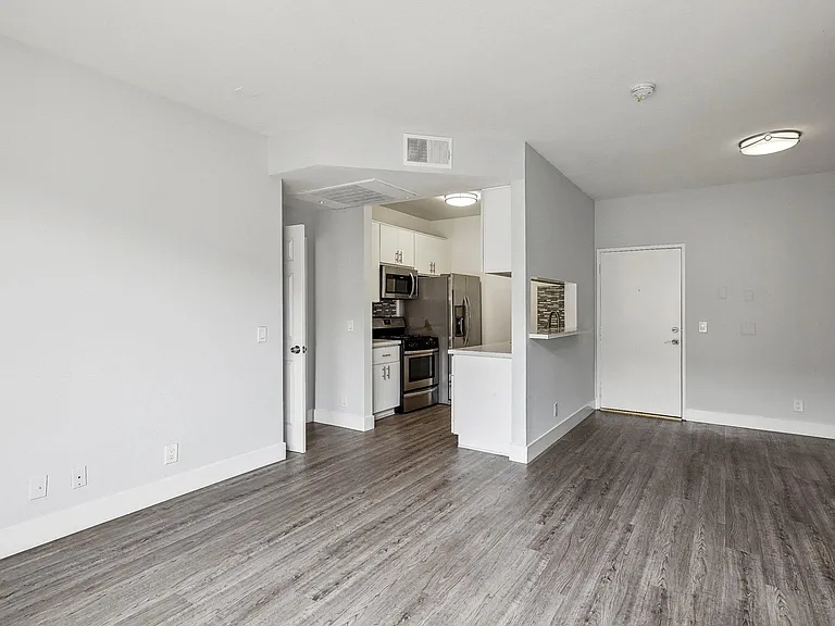 Catalina Apartments — Photo 8