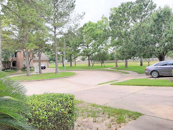The house is sitting on a cul-de-sacs lot with steps away from award-winning Cinco Ranch parks and trails system.