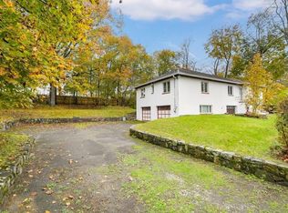 88 Lake Dr, Lake Peekskill, NY 10537