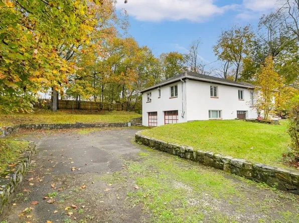 88 Lake Drive, Lake Peekskill, NY 10537