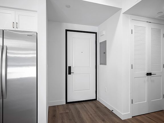 5th image of 10657 Moorpark St #202