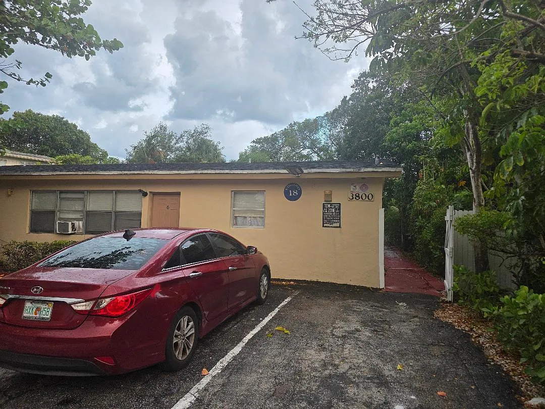 2 bed, 1.5 bath, 3106 sqft, $2,000 — Photo 2