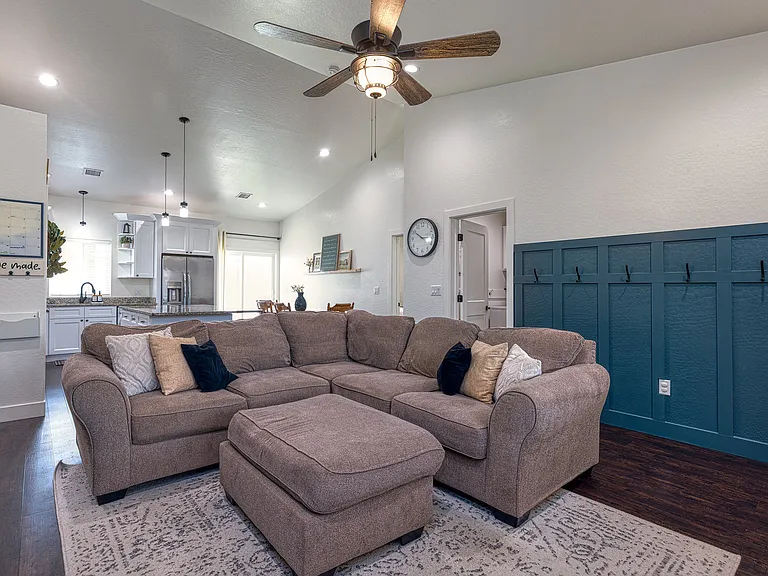 1096 E Adams St — Photo 3