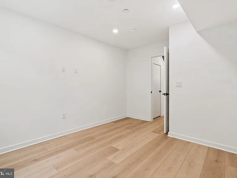 2209 Montrose St — Photo 45