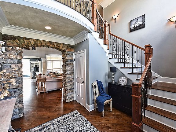 2nd image of 105 Palos Verde Dr