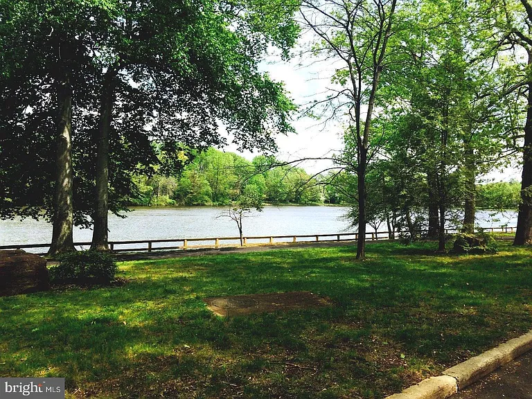 125 Lakedale Dr — Photo 33