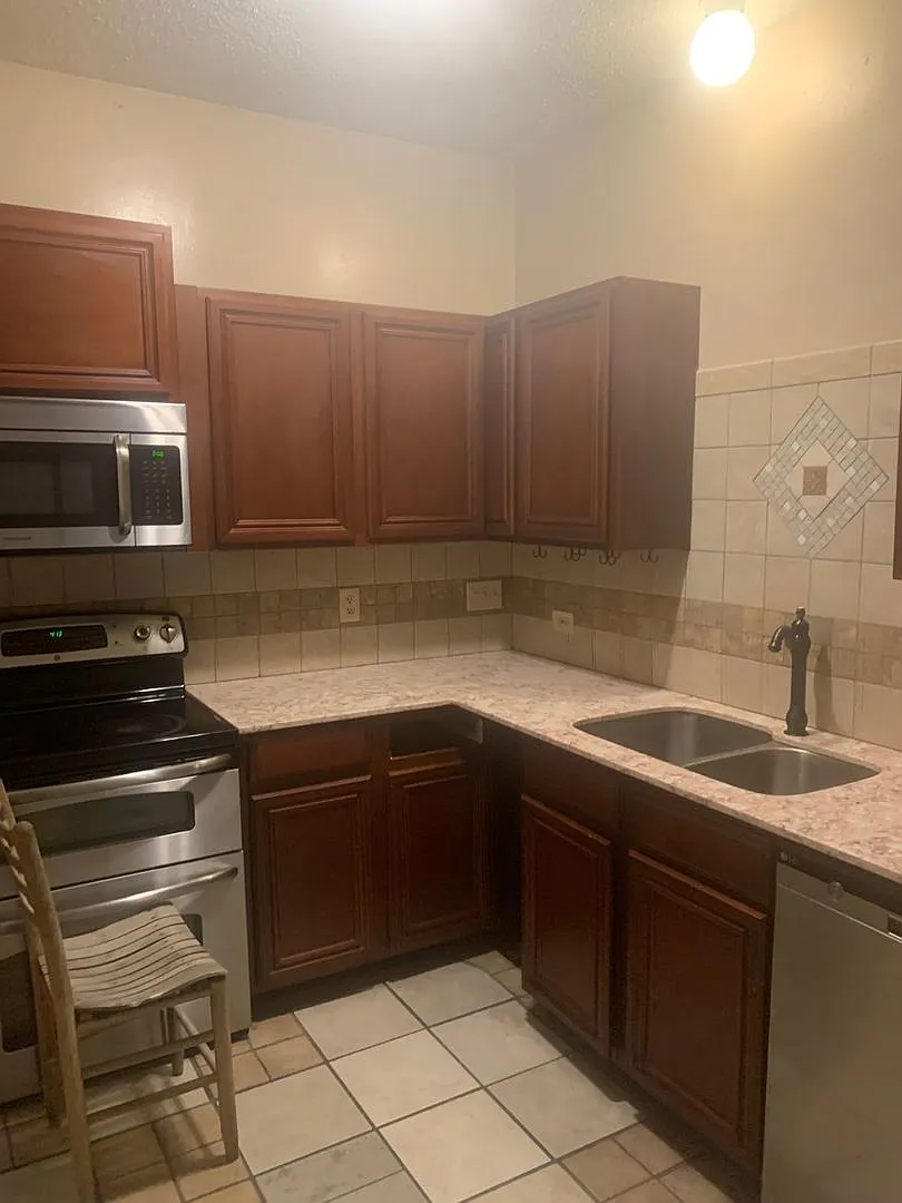 Somerset West Campus - 3BD/2BA - Reserved Parking - W/D - Shuttle Stop - $2200 — Photo 4