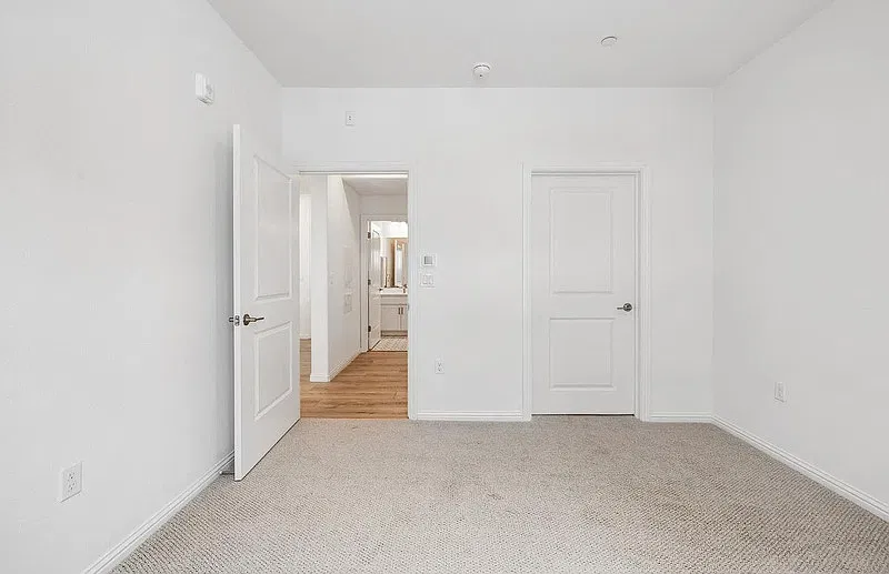 2 bed, 2.0 bath, 1185 sqft, $4,180 — Photo 3