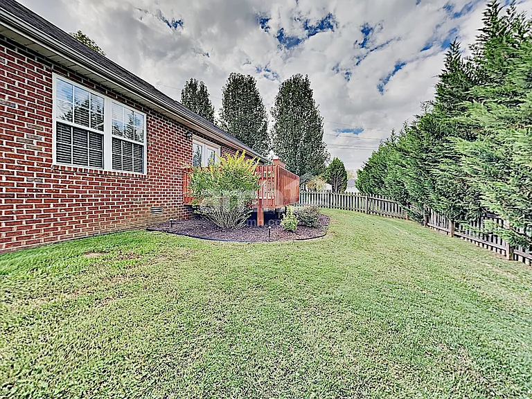 1423 Newbury Ln — Photo 17