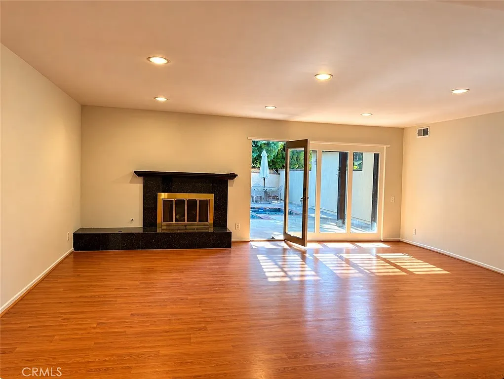 3 bed, 2000 sqft, $4,990 — Photo 4